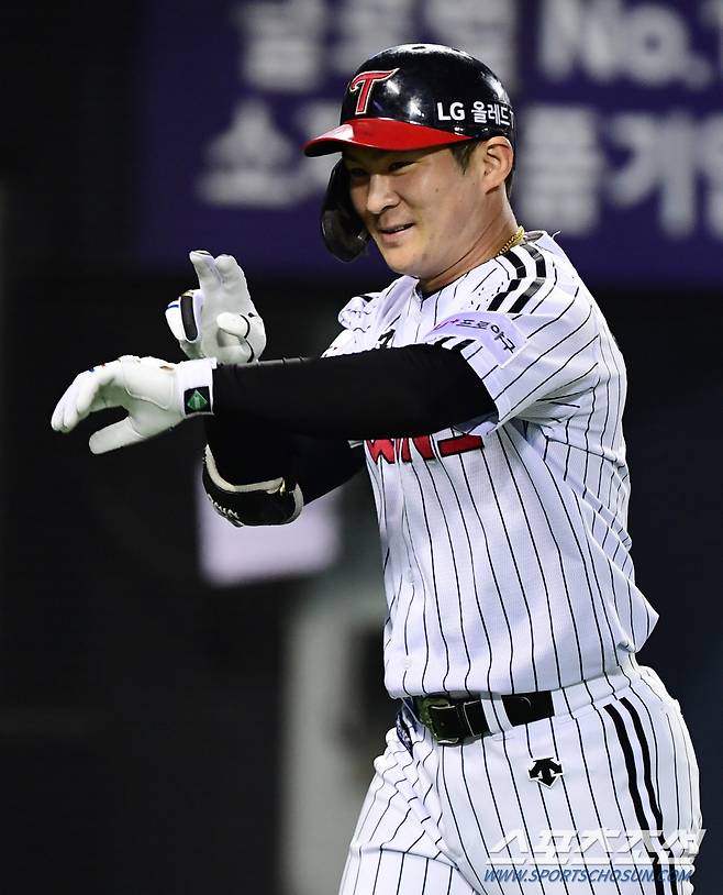 2021 KBO리그 LG트윈스와 롯데자이언츠의 경기가 26일 서울 잠실야구장에서 열렸다. LG 오지환이 3회말 1사후 우월 솔로홈런을 치고 동료들의 환영을 받고 있다.  잠실=최문영 기자 deer@sportschosun.com /2021.04.27/