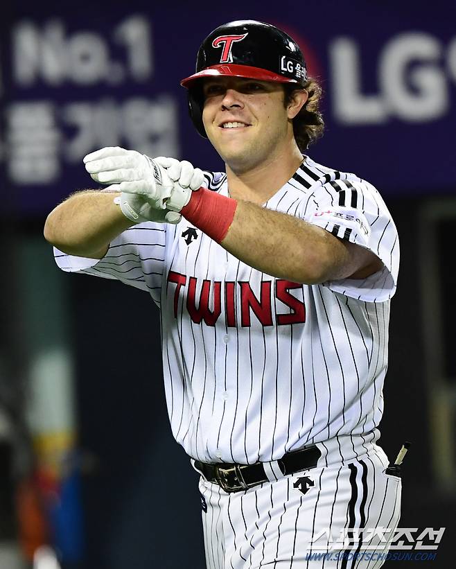 2021 KBO리그 LG트윈스와 롯데자이언츠의 경기가 26일 서울 잠실야구장에서 열렸다. LG 라모스가 3회말 2사후 좌중월 솔로홈런을 치고 동료들의 환영을 받고 있다.  잠실=최문영 기자 deer@sportschosun.com /2021.04.27/