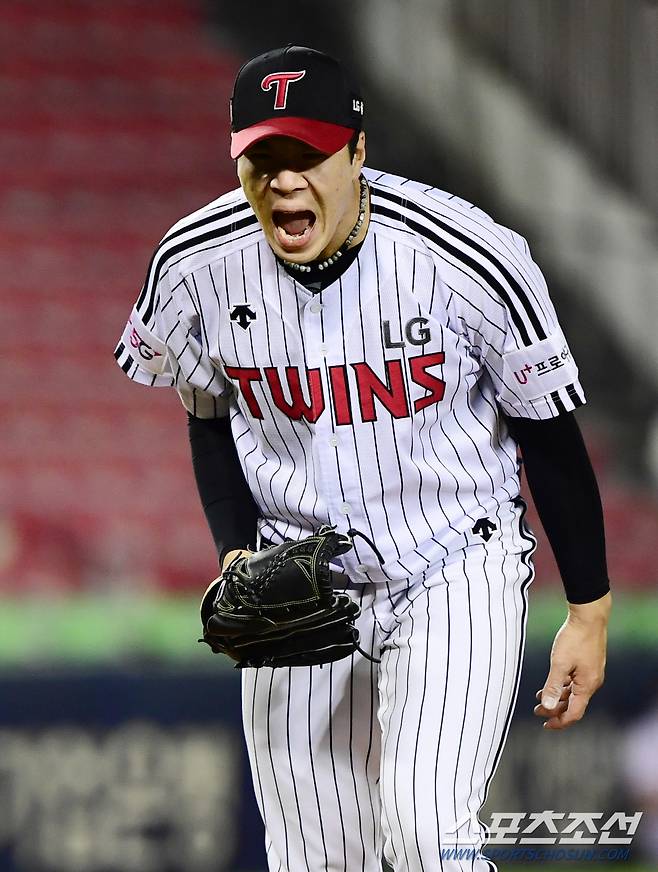 2021 KBO리그 LG트윈스와 롯데자이언츠의 경기가 26일 서울 잠실야구장에서 열렸다. LG 투수 김대유가 8회초 2사 만루에서 오윤석을 삼진으로 잡은 후 포효하고 있다.  잠실=최문영 기자 deer@sportschosun.com /2021.04.27/