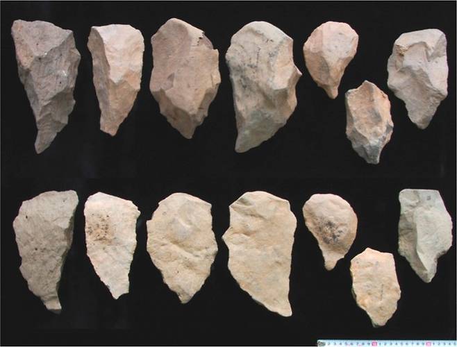 아프리카 케냐에서 발굴된 176만 년 석기에서 기술적으로 발달한 아슐리안 문화의 흔적이 처음 나타난다. 인근 에티오피아에서도 175만 년 전 아슐리안 석기가 발굴됐다(사진). 인지능력이 높아졌을 뇌의 형태 변화가 나타난 시점과 장소가 아슐리안 문화의 등장과 거의 일치한다. PNAS 제공