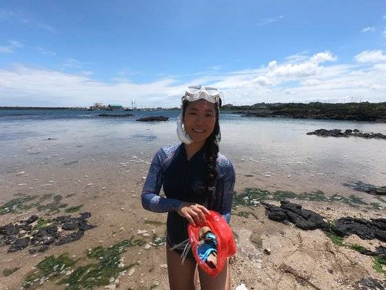 지난해 7월 해안가에서 쓰레기를 줍고 있는 세이브제주바다 리더 한주영씨. 사진 세이브제주바다