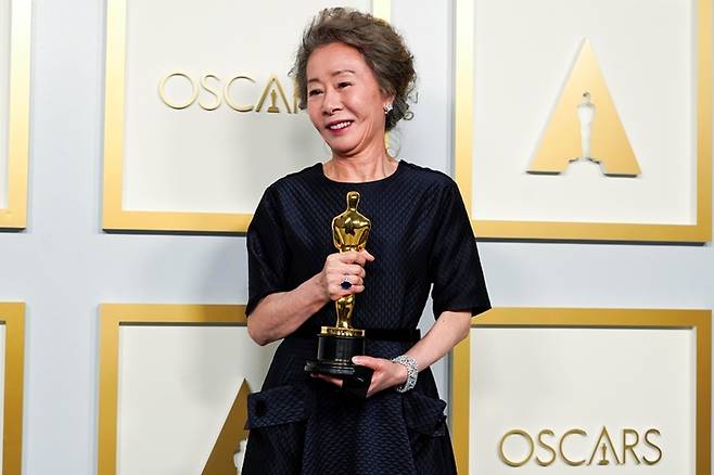 미국 캘리포니아주 로스앤젤레스(LA) 유니언 스테이션에서 열린 제93회 아카데미상 시상식에서 여우조연상을 받은 배우 윤여정(74)이 트로피를 들고 포즈를 취하고 있다. 로이터-연합뉴스