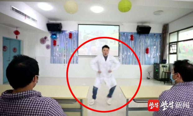 환자들을 앉혀 놓고 일명 ‘고릴라 춤’을 선보인 의사가 중국서 화제다. 17일 양즈완바오는 환자들의 상태 호전을 위해 몸을 사리지 않는 ‘춤추는 정신과의사’를 소개했다.