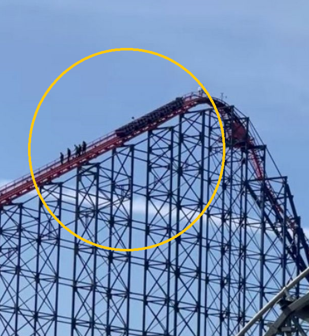 영국에서 가장 높은 롤러코스터인 ‘빅원’이 최고점을 앞두고 멈춰서는 사고가 발생해 탑승객들이 난간을 붙잡고 내려오고 있다./출처=미러