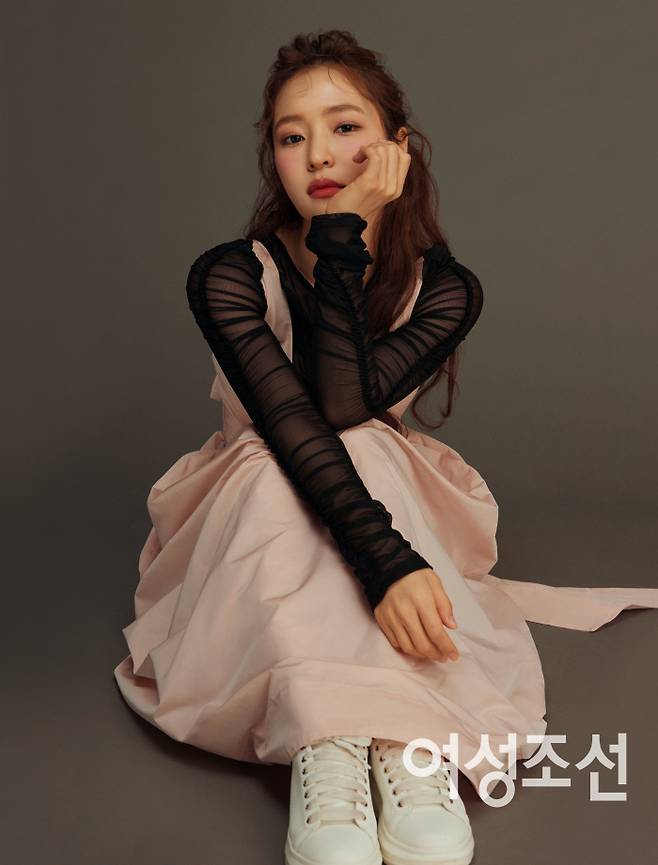 Singer Hongja released a picture of the May issue of the Chosun Broadcasting Company.Hongja released Interview with the May issue of the Chosun Broadcasting Company prior to the release of the new album Drink on the 29th.In the photo, Hongja boasted chic yet elegant visuals through black color costumes, capturing the attention with its flawless beauty look and unique atmosphere, proving the Trot Goddess aspect.In an interview with the photo shoot, Hongja said, I tried to capture the life of as many different people as the wine glass with a lot of emotions. The title song Tears was called as if I had really drunk.This song seems to be a traditional trot style, but it is a very subtle song that co-existes ballad Feelings This album is more affectionate by participating in composition with production, he said. Feelings like the first album are heard.I did my best to ensure that those who listen to such a mind can be fully communicated.When asked whether they should take care of their health and body care, he said, I am going to be more busy after releasing a new song, so I am doing PT with my exercise teacher. I do not eat all of it good for my body, but I tend to take ingredients according to my condition.Hongjas more diverse pictures and interviews can be found in the May issue of the Chosun Broadcasting Company.Meanwhile, this album is the first new album released by Hongja after joining Mystic Story and a new album for about a year and seven months. It will be released at 6 pm on the 29th.The album is being booked and sold online.