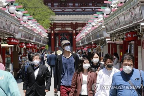 (도쿄 AP=연합뉴스) 일본에 신종 코로나바이러스 감염증(코로나19) 긴급사태가 발효 중인 가운데 26일 도쿄도(東京都)의 관광 명소인 센소지(淺草寺)로 향하는 길에 마스크를 쓴 사람들이 이동하고 있다.