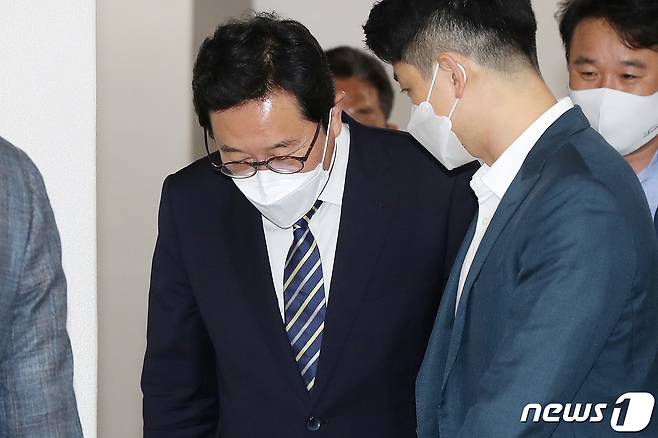 공직선거법 위반 혐의로 재판에 넘겨져 1심에서 당선무효형을 선고받은 김한정 더불어민주당 의원(경기 남양주을)이 28일 서울 서초구 서울고등법원에서 열린 2심 선고 공판에 출석하고 있다.  © News1 민경석 기자