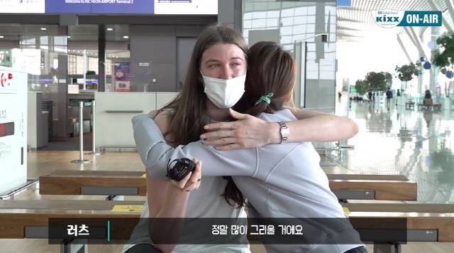 러츠(왼쪽)와 이지언 통역의 눈물 이별. 사진=GS칼텍스 유튜브 영상 캡쳐