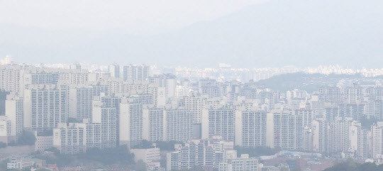 서울 남산에서 바라본 서울 시내의 아파트 단지모습. <연합뉴스>