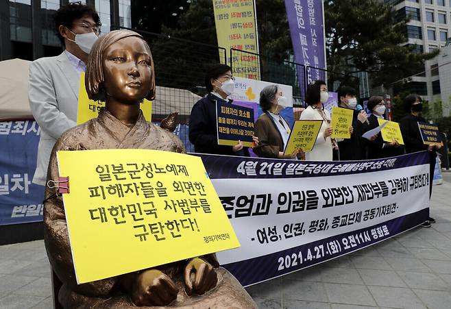 The Korean Council for Justice and Remembrance for the Issues of Military Sexual Slavery by Japan and 130 other women’s, human rights, peace and religious organizations hold a press conference Tuesday condemning the Seoul Central District Court’s dismissal of a damages lawsuit filed by a group of “comfort women” survivors against the Japanese government. (Kim Myoung-jin/The Hankyoreh)