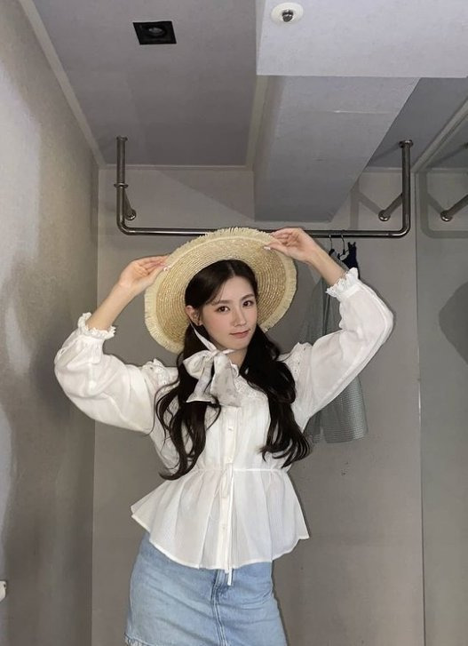 Mi-yeon said on his SNS on the 27th, Weekly Sujin, Monday, Purple Kiss Goeun, Suan, who made Children of Words a Sketchbook today.We also met together in the next week. We were happy today. Mi-yeon in the open photo is wearing a straw hat in a white blouse. A smile and a doll-like visual make fans excited.Fans who encountered the photos responded such as Jo Mi-yeons Sketchbook was fun, Mi-yeon is cute and Meet next week.On the other hand, Mi-yeon is communicating with fans as a sole host of Naver NOW. Children of Words.Group (G)I-DLE, to which Mi-yeon belongs, releases a new Universe music song, Last Dance (Prod. GroovyRoom) tomorrow (29th).