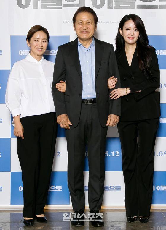 배우 윤유선, 안성기, 이세은이 28일 오후 서울 광진구 자양동 롯데시네마 건대입구점에서 열린 영화 '아들의 이름으로' 시사회에 참석해 포토타임을 갖고 있다. '아들의 이름으로'(감독 이정국)는 1980년 5월 광주에 있었던 오채근(안성기)이 아들과의 약속을 지키기 위해 반성 없는 자들에게 복수하는 이야기를 담은 영화로 안성기, 윤유선 등이 열연했다. 5월 12일 개봉. 〈사진=엣나인필름 제공〉 김진경 기자 kim.jinkyung@jtbc.co.kr/2021.04.28/