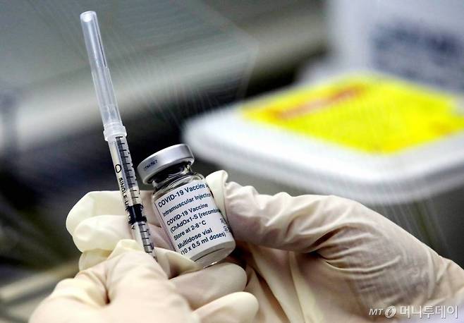 서울시 성동구청에 문을 열게 되는 서울시 1호 코로나 19 예방접종센터 현장점검이 열린 15일 오후 간호사즐이 백신 소분 과정을 시연하고  있다. /사진=홍봉진 기자 honggga@