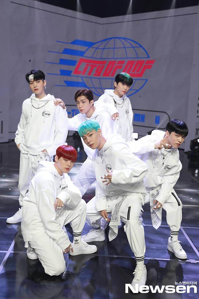 Group ONF Regular 1 Repackage Album CITY OF ONF The media showcase commemorating the release of the album was held online on April 28th in the afternoon of Corona 19.On this day, ONF (Hyojin, Ession, Jayers, Wyatt, MK, and Yu) poses during photo time.Photos