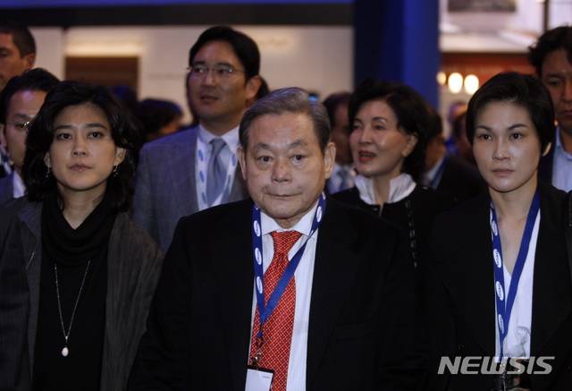 [서울=뉴시스]박주성 기자 = 이건희 삼성그룹 회장이 25일 별세했다. 향년 78세. 이건희 회장은 1942년 1월9일 대구에서 고 호암 이병철 삼성그룹 창업주의 셋째 아들로 태어나 이병철 회장이 타계한 이후 1987년 12월 삼성그룹 회장 자리에 올랐다. 이후 반도체 사업 등을 잇달아 성공시키며 글로벌 무대에선 다소 뒤처지던 삼성전자를 명실상부한 세계 초일류 기업으로 키워냈다. 사진은 2010년 CES 2010 참관 사진. (사진=삼성전자 제공). 2020.10.25.  photo@newsis.com
