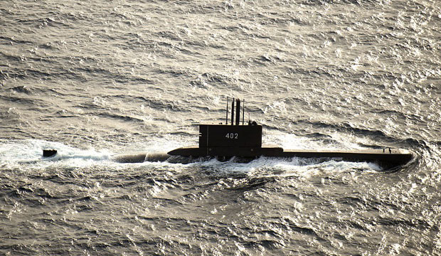 독일산 재래식 1400t급 잠수함인 KRI 낭갈라 402는 지난 21일 오전 3시 25분 발리섬 북부 96㎞ 해상에서 어뢰 훈련을 위해 잠수한 뒤 실종됐다가, 수심 838m 지점에서 세 동강 난 채 발견됐다. 잠수함에 타고 있던 병사 53명은 전원 사망한 것으로 보인다./미 해군
