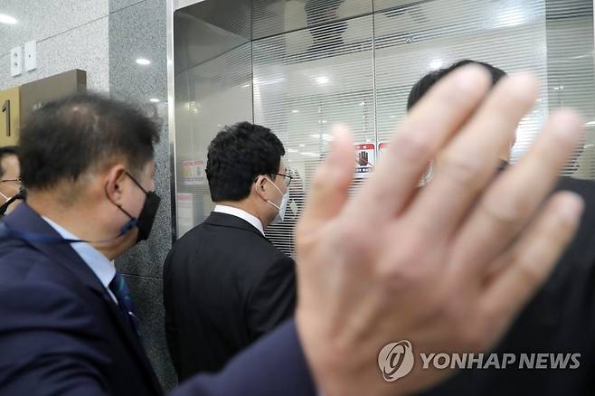 구속 기로에 선 이상직 의원 (전주=연합뉴스) 이스타항공 창업주로서 '횡령·배임 혐의'를 받는 무소속 이상직 의원이 27일 오후 전북 전주지법에서 구속 전 피의자 심문(영장실질심사)이 열리는 법정으로 향하고 있다. 2021.4.27 [전북사진기자단] doo@yna.co.kr