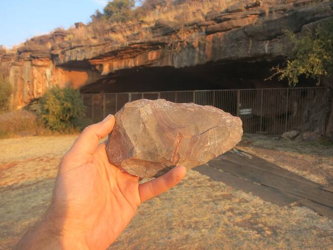 남아프리카공화국 칼리하리 사막에 있는 본데르베르크 동굴에서 나온 100만 년 전 아슐리안 손도끼./Michael Chazan