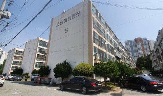 주택재건축정비사업이 추진 중인 부산 영도구 동삼동 조양비취맨션 전경.
