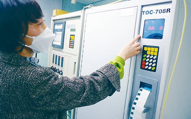 서울시보건환경연구원의 김현숙 주무관이 총유기탄소 측정기를 소개하고 있다.