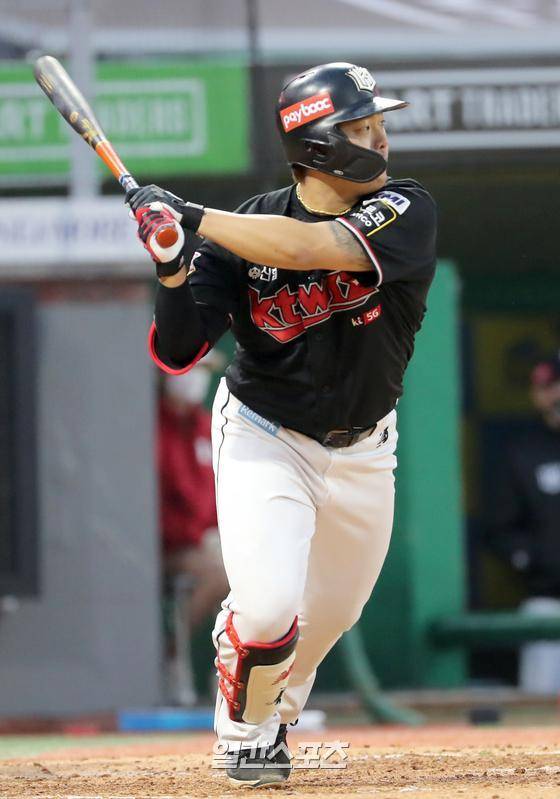 프로야구 KT 위즈와 SSG 랜더스의 경기가 28일 오후 인천 SSG랜더스필드에서 열렸다. KT 강백호가 3회초 좌익수 오른쪽 안타를 날리고있다. 인천=정시종 기자