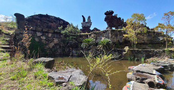 탐나라공화국의 작은 동물원. 연못을 파고, 파낸 돌로 산을 쌓았다. 돌을 얹다 보니 모양이 만들어졌다. 왼쪽부터 거북이, 토끼, 공룡. 손민호 기자