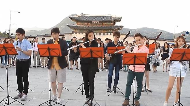 2014년 5월 17일 광화문광장에서 열린 게임OST 플래시몹 오케스트라. 모잇두 유튜브 채널