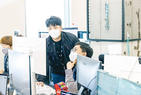 코딩을 잘 몰랐던 기자는 결국 사수에게 코딩의 기초를 배우기로 했다. 사진은 코딩 교육을 받는 반진욱 기자. <최영재 기자>