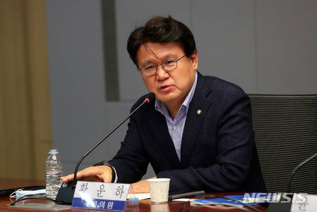 [서울=뉴시스]김선웅 기자 = 황운하 더불어민주당 의원이 지난해 8월12일 서울 여의도 국회에서 열린 '검찰 직접 수사 폐해와 개선방안' 토론회에 참석하고 있다. 2020.08.12. mangusta@newsis.com