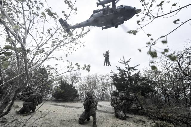 [서울=뉴시스]공군 6탐색구조비행전대 항공구조사들이 강원도 영월 산악지역에서 지난 26일부터 오는 30일까지 진행되는 '전투생환 및 산악구조훈련'에 참가해 가상의 조난 조종사를 호이스트(Hoist)로 연결해 헬기로 구출하고 있다. 공군 최정예 특수부대인 항공구조사(SART : Special Air force Rescue Team)는 유사시 조난된 아군을 구출하는 것이 주 임무인 대한민국 유일의 특수탐색구조대대로 항공기 및 선박 사고, 재해·재난 시 대민지원 등 국민의 생명과 안전을 지키는 특수 임무도 함께 수행하고 있다. (사진=공군 제공) 2021.04.29. photo@newsis.com *재판매 및 DB 금지