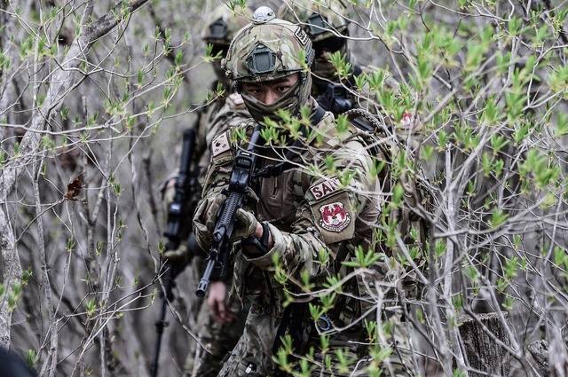 [서울=뉴시스]공군 6탐색구조비행전대 항공구조사들이 강원도 영월 산악지역에서 지난 26일부터 오는 30일까지 진행되는 ‘전투생환 및 산악구조훈련’에 참가해 가상의 조난 조종사를 구조하기 위해 접선 장소로 이동하고 있다. 공군 최정예 특수부대인 항공구조사(SART : Special Air force Rescue Team)는 유사시 조난된 아군을 구출하는 것이 주 임무인 대한민국 유일의 특수탐색구조대대로 항공기 및 선박 사고, 재해·재난 시 대민지원 등 국민의 생명과 안전을 지키는 특수 임무도 함께 수행하고 있다. (사진=공군 제공) 2021.04.29. photo@newsis.com *재판매 및 DB 금지