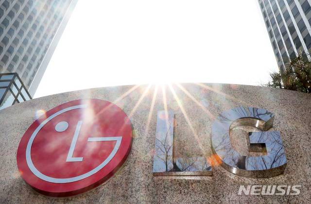 [서울=뉴시스]홍효식 기자 = LG전자는 올해 1분기 연결기준 매출액이 18조8057억원, 영업이익 1조5178억원으로 지난해 동기 대비 각각 27.7% 39.2% 증가했다고 공시한 7일 서울 영등포구 여의도 LG전자 본사 모습. 2021.04.07. yesphoto@newsis.com