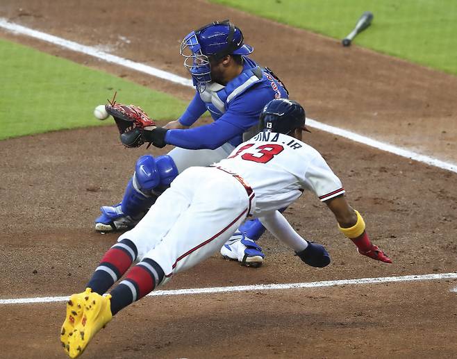 <YONHAP PHOTO-2494> Atlanta Braves outfielder Ronald Acuna scores past Chicago Cubs catcher Willson Contreras on a two-RBI double by Freddie Freeman during the second inning of a baseball game, Wednesday, April 28, 2021 in Atlanta. (Curtis Compton/Atlanta Journal-Constitution via AP) MANDATORY CREDIT; MARIETTA DAILY OUT; GWINNETT DAILY POST OUT; WXIA OUT; WGCL OUT/2021-04-29 10:33:02/<저작권자 ⓒ 1980-2021 ㈜연합뉴스. 무단 전재 재배포 금지.>