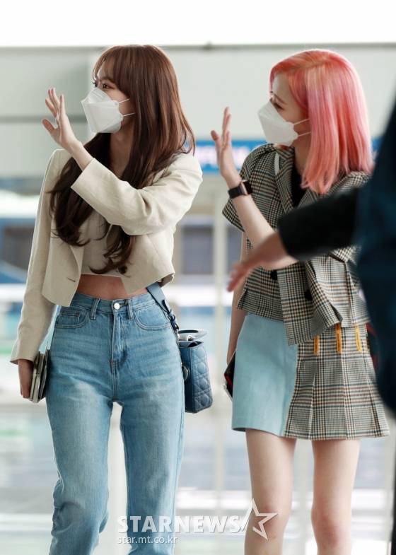 사쿠라와 히토미가 출국을 배웅하러 나온 팬들에게 인사하고 있다. 인천국제공항=임성균 기자