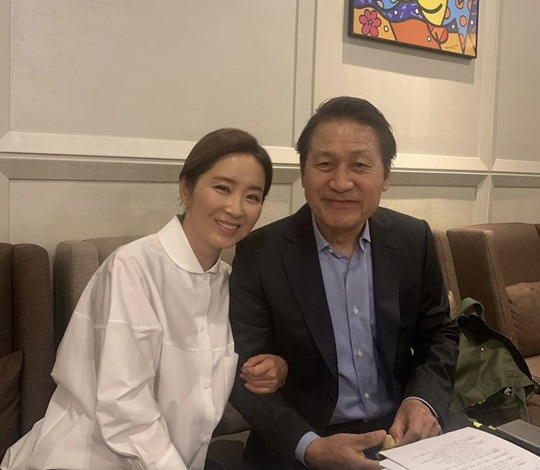 Actor Yun Yu-Seon has posted a friendly authentication shot with Ahn Sung-ki.Yun Yu-Seon released a photo on his 29th day with his article I saw the healthful teacher Ahn Sung-ki again, so thank you  # movie #sons name # media preview # Lee Jung-guk director # Lee Se-eun #Ahn Sung-ki.The pair in the photo crossed their arms and posed affectionately; Ahn Sung-ki smiled in a fit-throated look.Ahn Sung-ki was briefly admitted to hospital with health abnormalities last October, causing film fans to worry.Meanwhile, the movie In the Name of Son, in which the two appeared together, is about to be released on May 12.In May 1980, Oh Chae-geun (Ahn Sung-ki) in Gwangju told the story of revenge on those who did not reflect to keep their promise with son.Photo L Yun Yu-Seon SNS