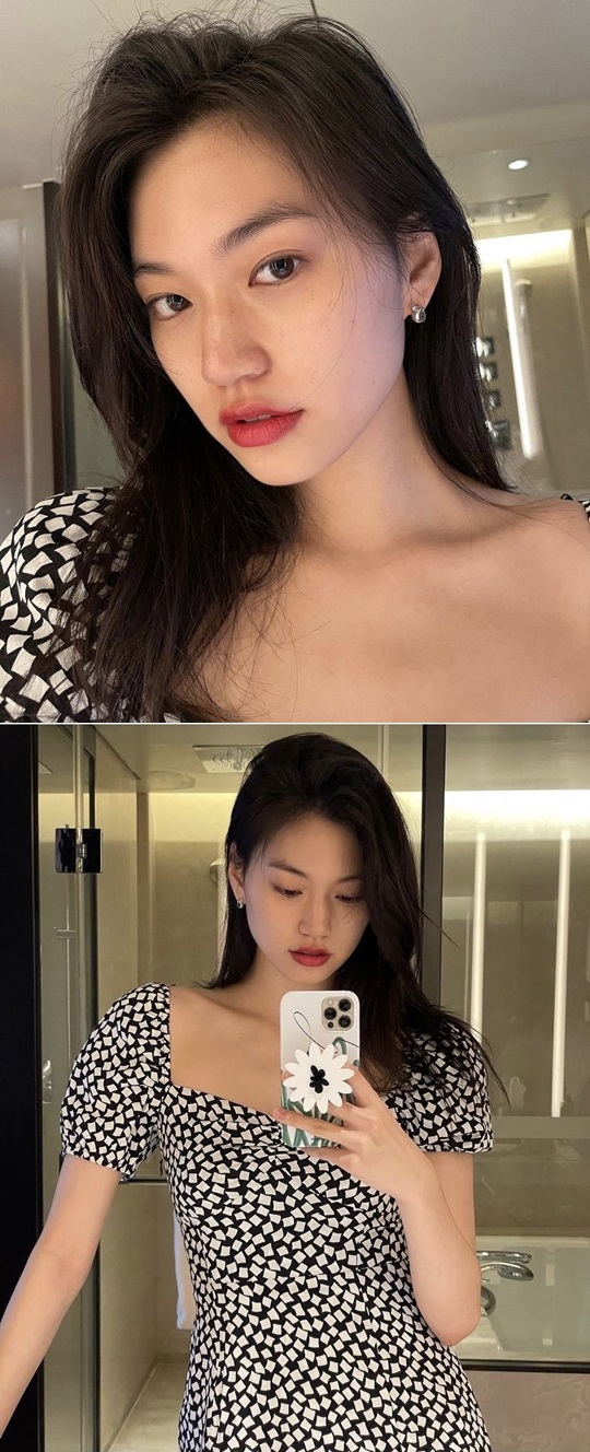 Group Weki Meki member and actor Kim Do-yeon has unveiled a deadly mirror selfie.Kim Do-yeon posted two photos on his instagram on the 29th without any comment.Kim Do-yeon in the public photo showed off her alluringness in a square neck dress with a cool clavicle.It emphasizes only lips, and it shows a distinctive feature in light toilets and emits charm.The netizens who saw this responded, I wonder where these angels come from, and It is the most beautiful in the world.On the other hand, Kim Do-yeon will appear in the TVN drama Gangbang Falling Together, which will be broadcasted in May, as a high school student Gyeongseo.Photo L Kim Do-yeon SNS