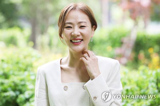 윤지혜, 환한 미소 (서울=연합뉴스) 강민지 기자 = 드라마 '나빌레라'에 출연한 배우 윤지혜가 서울 종로구 수송동 연합뉴스에서 진행된 인터뷰에 앞서 포즈를 취하고 있다. 2021.4.29 mjkang@yna.co.kr