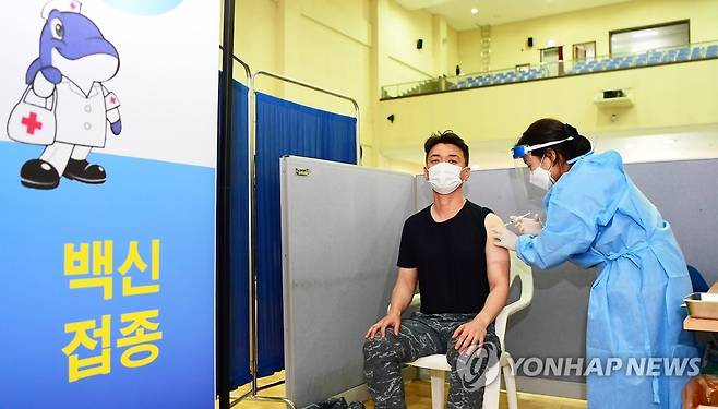 코로나19 백신 접종하는 해군 3함대 장병 (영암=연합뉴스) 28일 오전 해군 제3함대사령부 내에 설치된 신종 코로나바이러스 감염증(코로나19) 예방 접종소에서 전병익함 장병들이 백신을 접종받고 있다. 방역 당국은 이날부터 30세 이상 군 장병 중 동의한 사람을 대상으로 백신 접종을 시작했다. 2021.4.28 [해군 제3함대사령부 제공. 재판매 및 DB 금지] areum@yna.co.kr