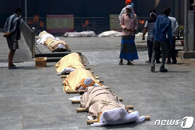 인도 화장장에 줄지어 순서를 기다리는 시신들© AFP=뉴스1