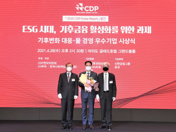 한국타이어가 ‘2020 CDP 기후변화대응 및 물 경영 우수기업 시상식’에서 ‘탄소경영 섹터 아너스’에 선정되어 기념촬영을 진행하고 있다. (왼쪽부터) CDP 한국위원회 양춘승 상임부위원장, 한국타이어앤테크놀로지㈜ HR부문장 김종윤 상무, CDP 한국위원회 장지인 위원장 [사진제공=한국타이어]