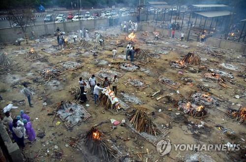 코로나19 시신 밀려드는 인도의 노천 화장장 [EPA=연합뉴스 자료사진]