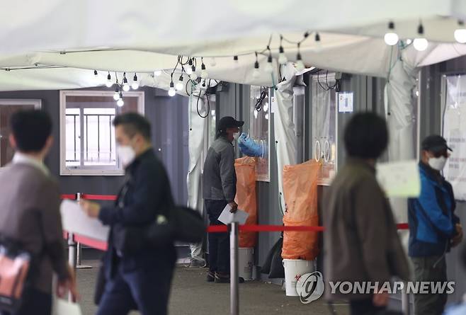 서울역에 마련된 임시 선별검사소 (서울=연합뉴스) 신준희 기자 = 사진은 지난 27일 오후 서울역에 마련된 임시 선별검사소를 찾은 시민들이 코로나19 검사를 받고 있는 모습. hama@yna.co.kr