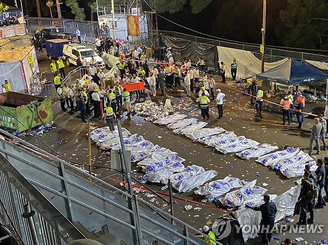 '계속되는 시신 수습' [AFP=연합뉴스]