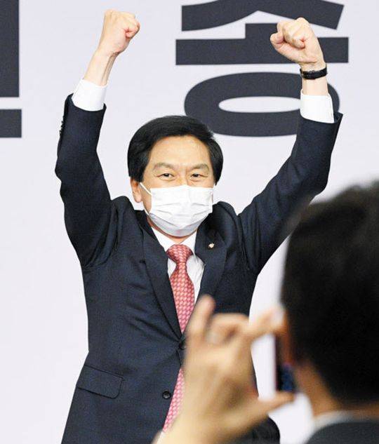 주먹 불끈 쥔 金 원내대표 - 국민의힘 김기현 의원이 30일 국회 국회도서관 대강당에서 열린 원내대표 선거에서 당선 확정이 발표되자 두 손을 들어 올리고 있다. 김 원내대표는 “반드시 국민 지지를 얻어내고 내년 대선에서 이겨 대한민국 정통성을 살려내겠다”고 했다. /이덕훈 기자