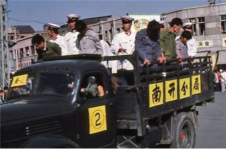 <1980년대 공판대회에 압송당해 가는 범죄혐의자들의 모습/ 중국인터넷>