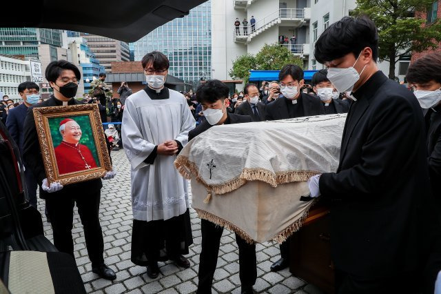 1일 오전 서울대교구 명동대성당에서 거행된 정진석 니콜라오 추기경 장례미사.정추기경님의 관을 운구차로 옮기고 있다.=사진공동취재단