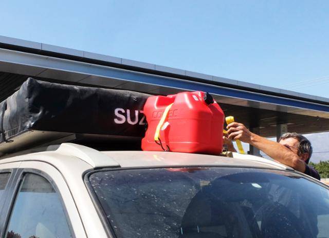 칠레보다 휘발유 가격이 저렴한 아르헨티나. 그렇다고 비상용 기름통을 꽉 채워 국경을 넘다가는 탈이 난다. ⓒ강미승