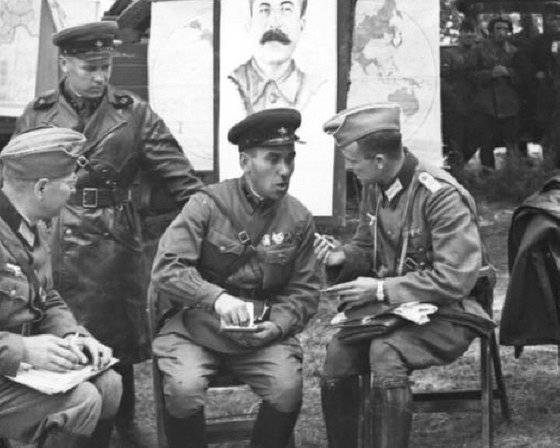 폴란드를 분할 점령한 후 환담 중인 독일과 소련의 장교. 불과 2년 후 이들은 사상 최대의 전쟁을 벌이는 사이가 되었다. [wikipedia.org]