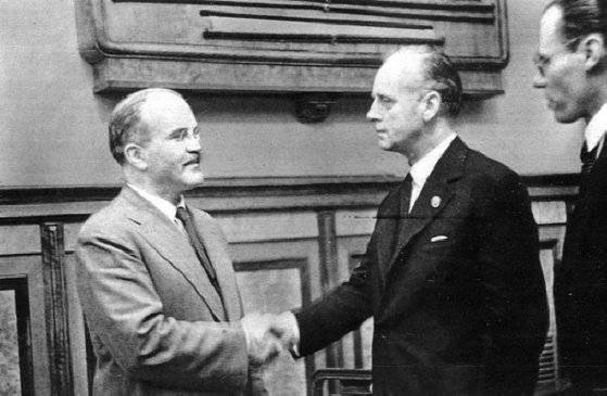 독소불가침 조약 체결을 위해 모스크바를 방문한 독일 외상 리벤트로프를 맞이하는 소련 외상 몰로토프. [wikipedia.org]