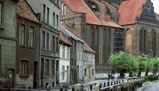 동독 시절 월세 동결로 낡은 채 방치된 비스마르 주택들. [사진 독일연방문서보관소, 젤리거]